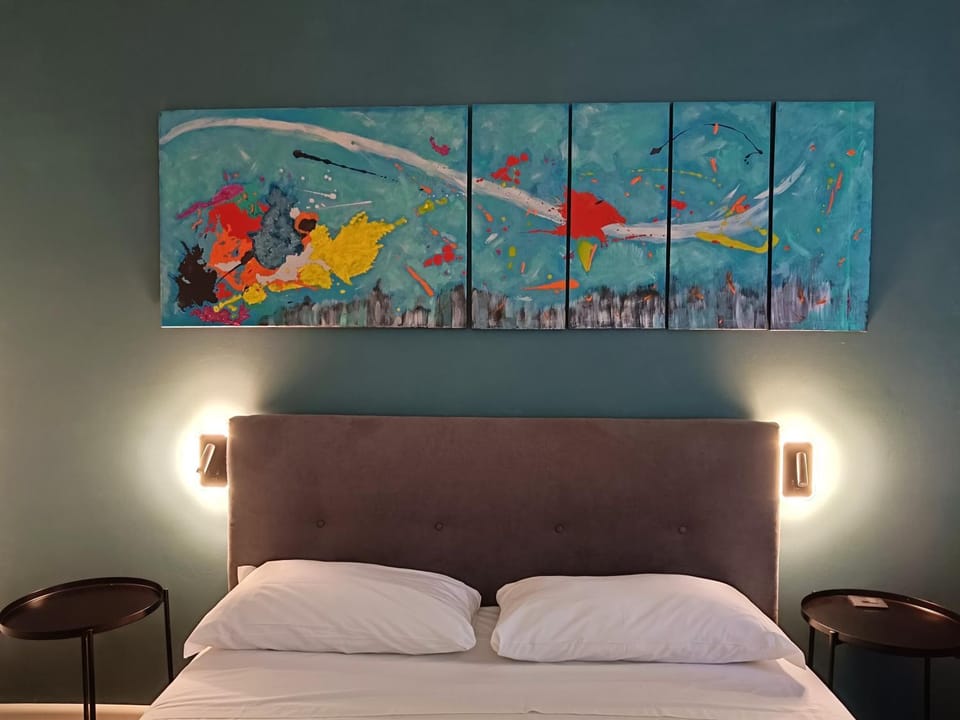 Bed, Photo of the whole room, Decorative detail, Bedroom