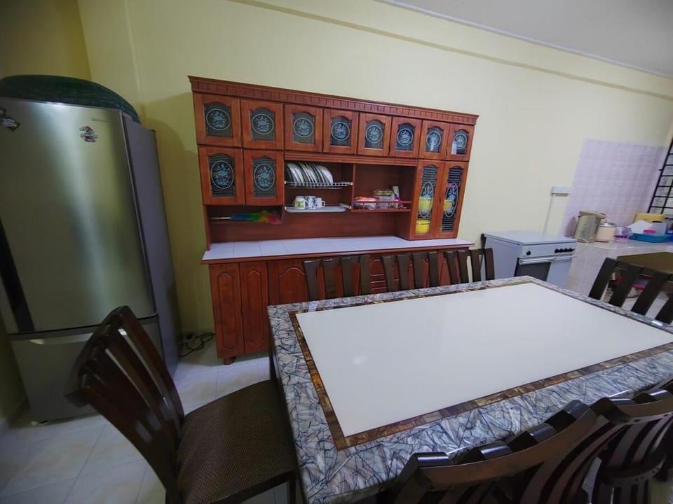 Kitchen or kitchenette, Dining area, oven, stove