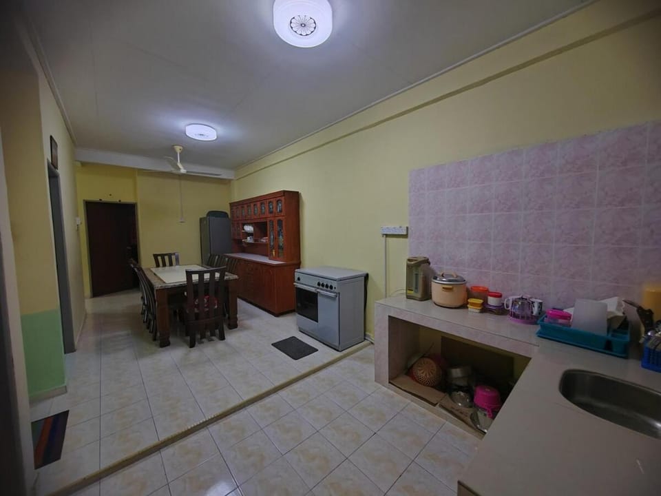 Kitchen or kitchenette, Dining area, dishwasher, minibar, oven, stove