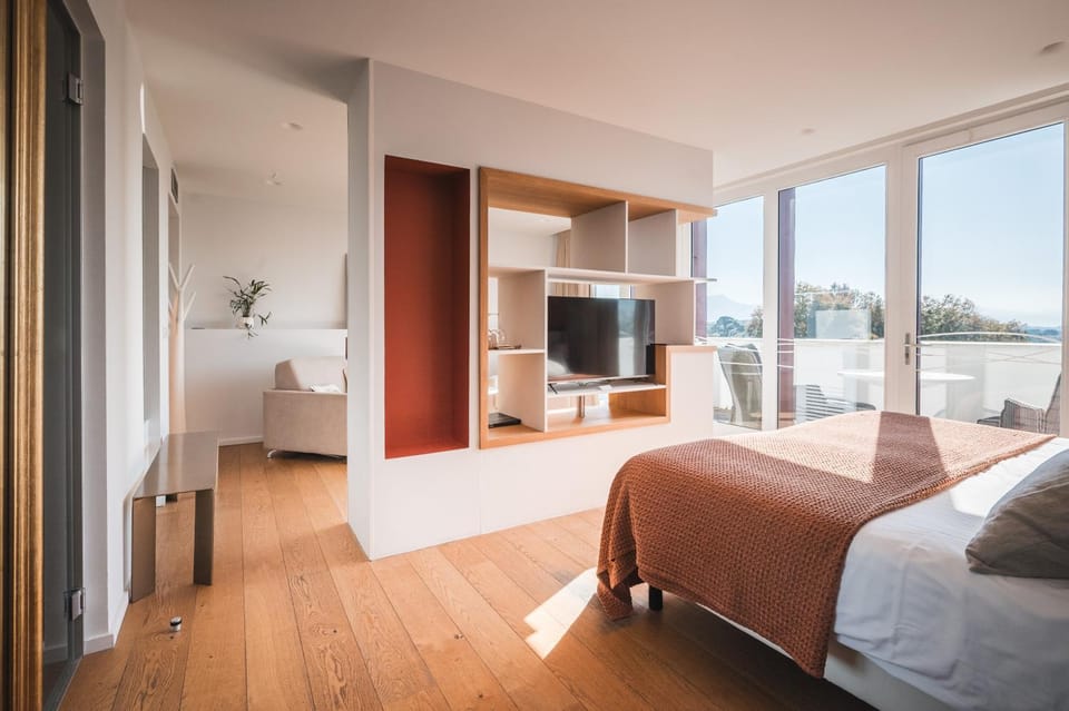 Communal lounge/ TV room, Bed, Natural landscape, Photo of the whole room, Bedroom, Mountain view
