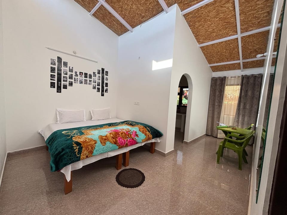 Bed, Photo of the whole room, Seating area, Bedroom