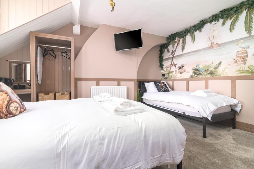 Bed, TV and multimedia, Photo of the whole room, Bedroom