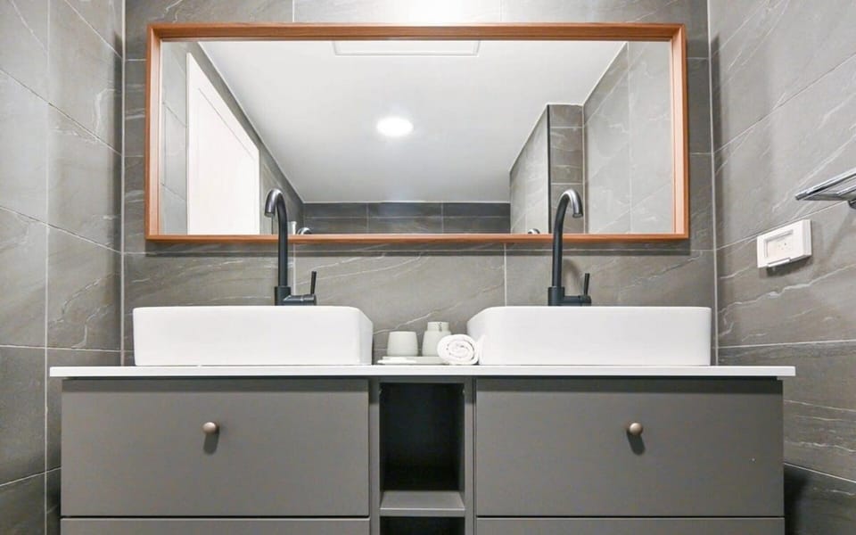 (Safe Room Inside) Stylish 3 Bedroom + Parking Apartment in Tel Aviv-Yafo
