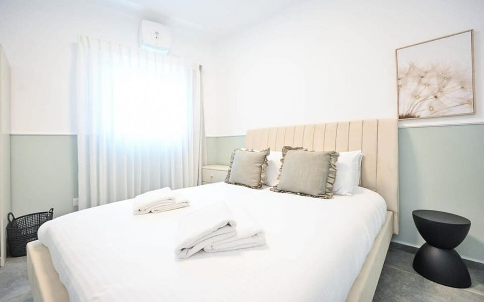 (Safe Room Inside) Stylish 3 Bedroom + Parking Apartment in Tel Aviv-Yafo