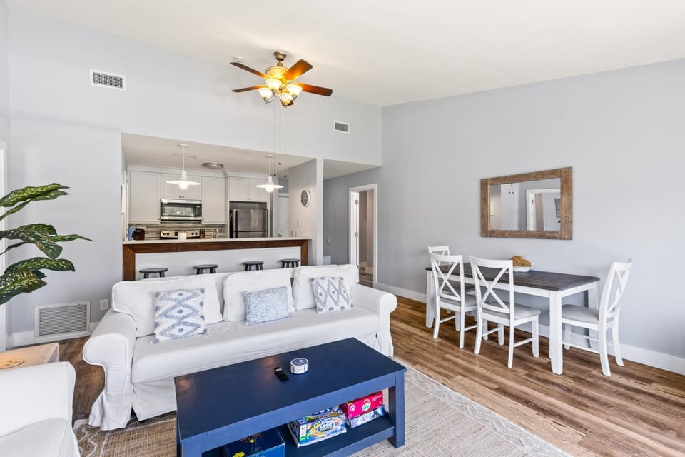 Kitchen or kitchenette, Living room, Seating area, Dining area