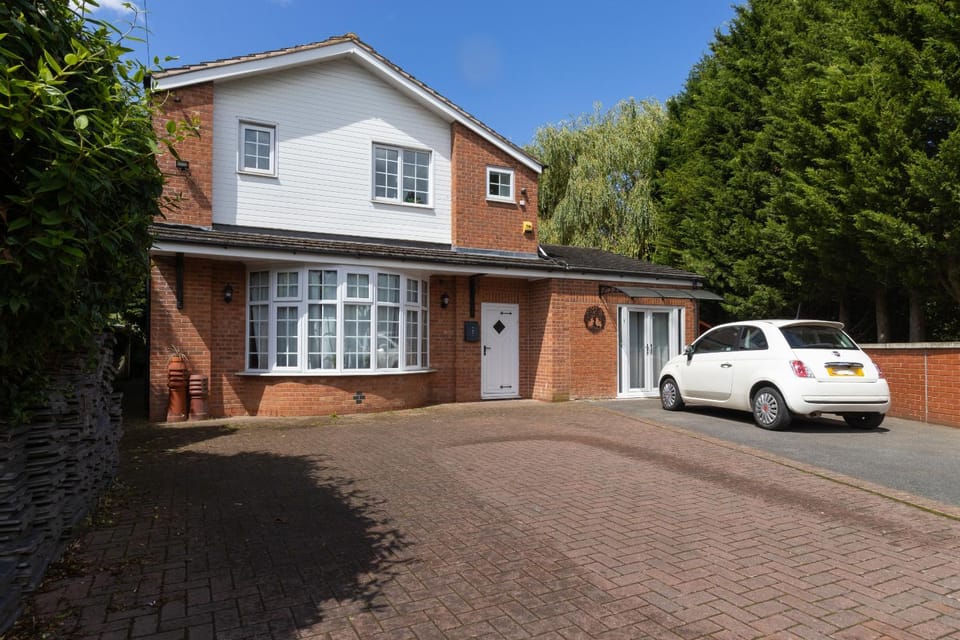Property building, Day, Neighbourhood, Street view, Parking
