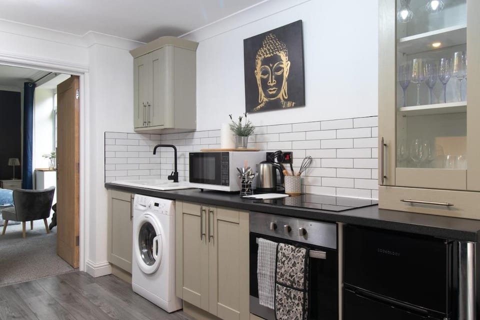 Coffee/tea facilities, Kitchen or kitchenette, oven, stove, toaster, washing machine, dryer