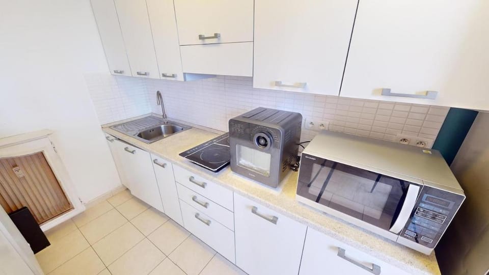 Kitchen or kitchenette, minibar, stove, toaster
