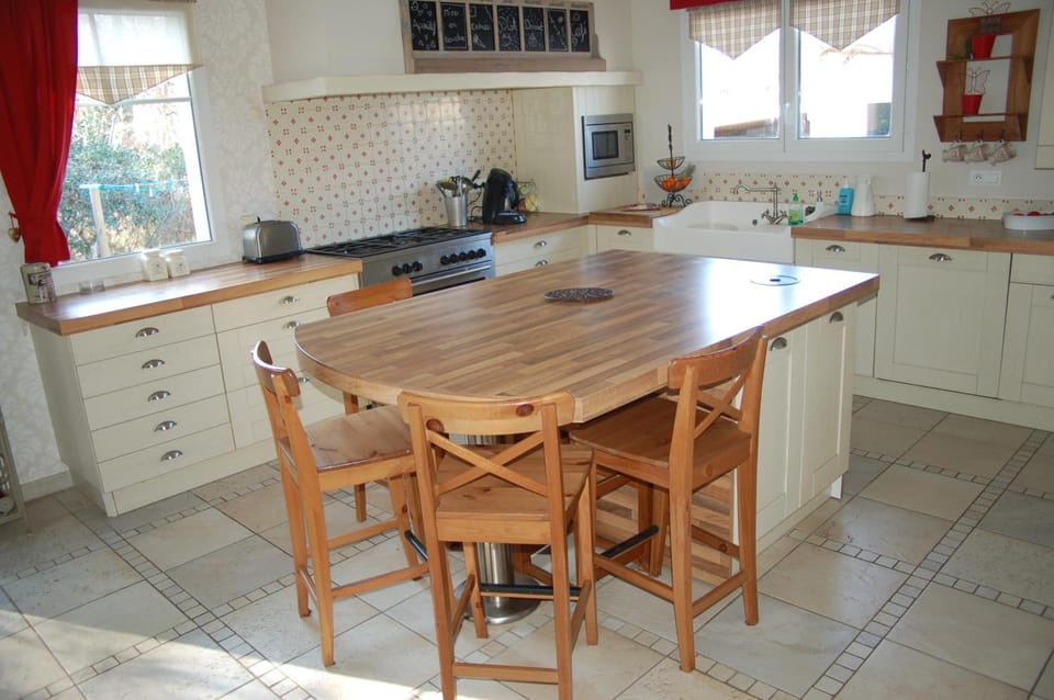 Kitchen or kitchenette, Dining area