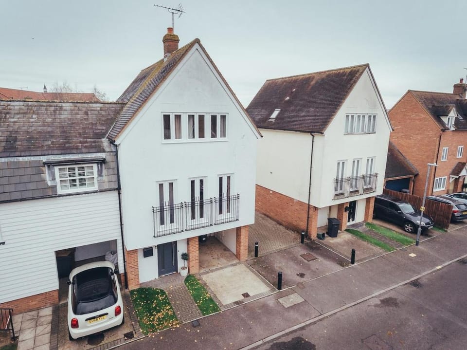 Property building, Neighbourhood, Street view, Location, Parking