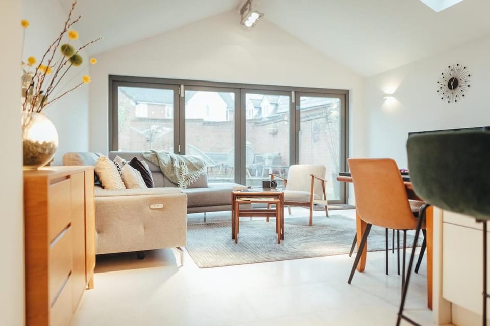 Communal lounge/ TV room, TV and multimedia, Living room, Seating area, Evening entertainment