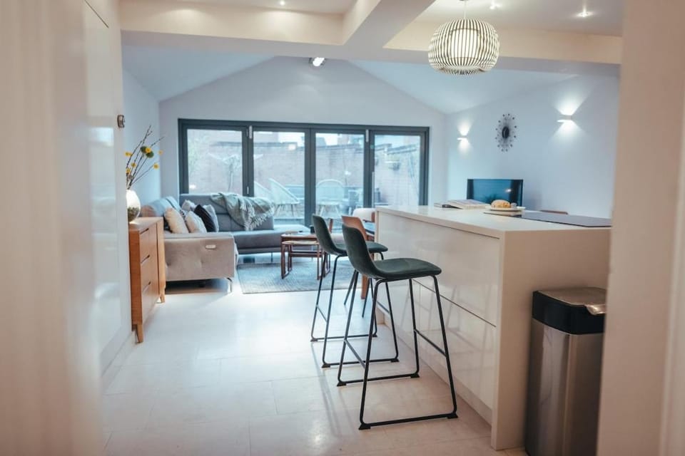 Kitchen or kitchenette, Living room, Seating area, Dining area