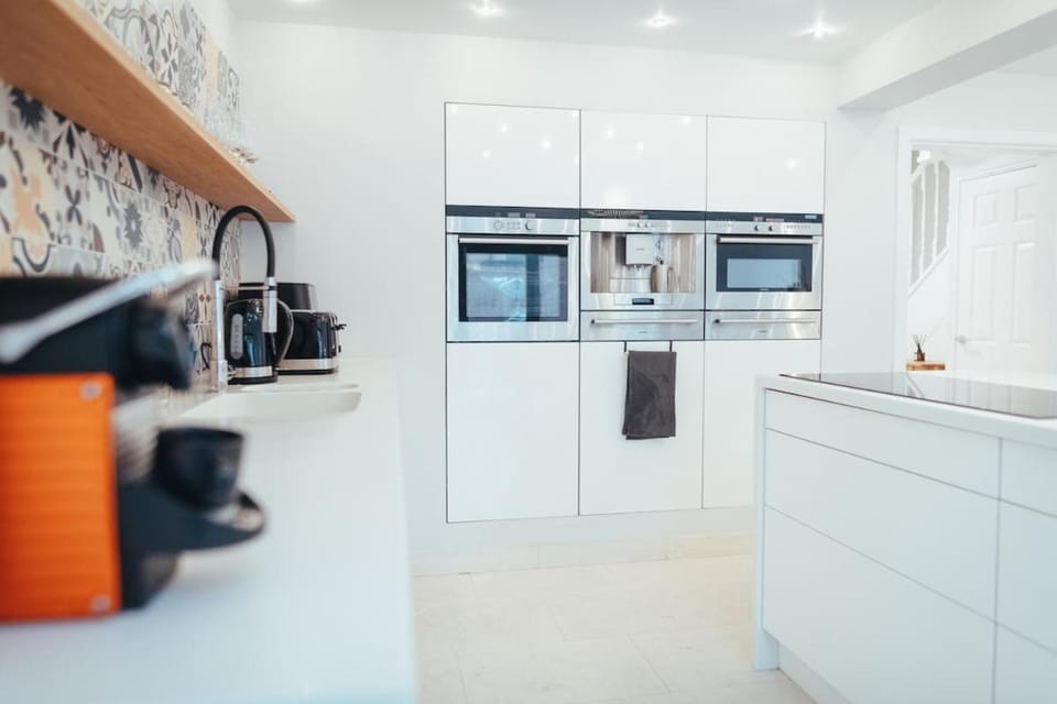 Coffee/tea facilities, Kitchen or kitchenette, dishwasher, oven, stove, toaster