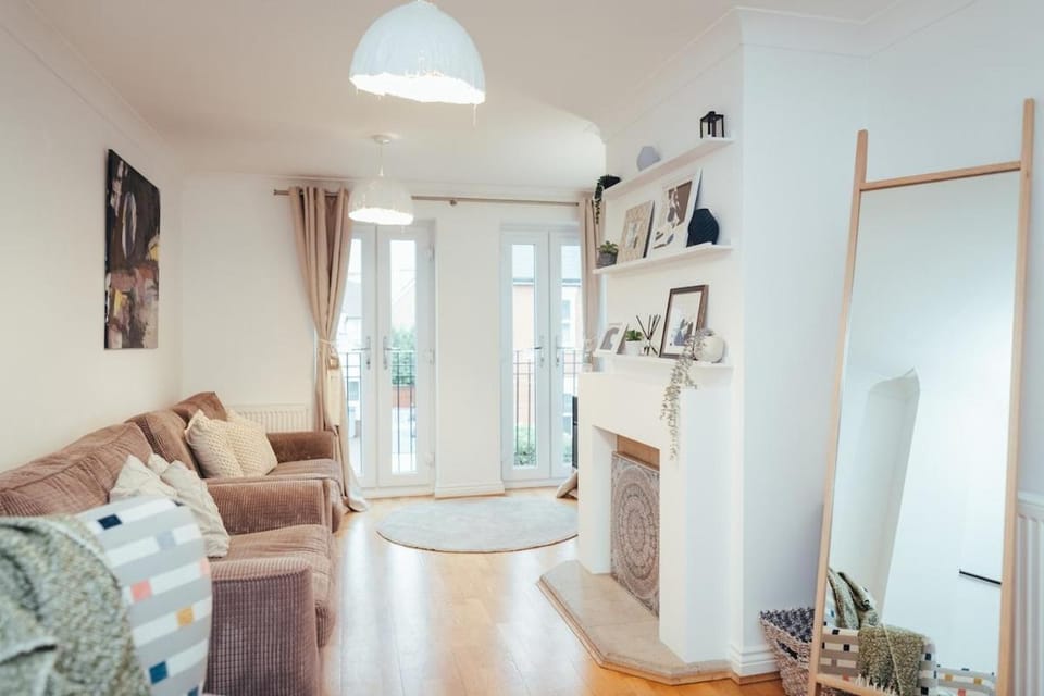 TV and multimedia, Seating area, Bedroom