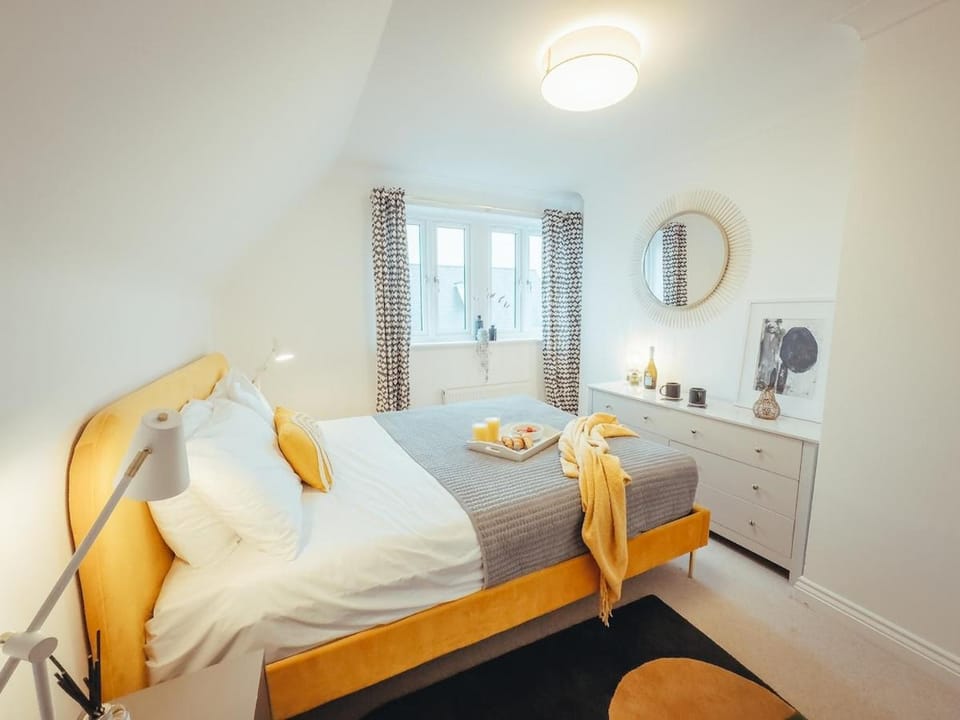 Bed, Bathroom, Photo of the whole room, Bedroom, hair dresser, towels