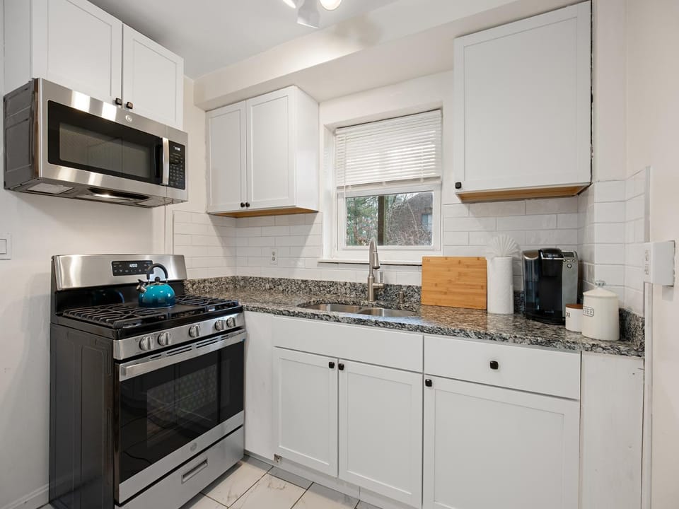 Coffee/tea facilities, Kitchen or kitchenette, oven, toaster