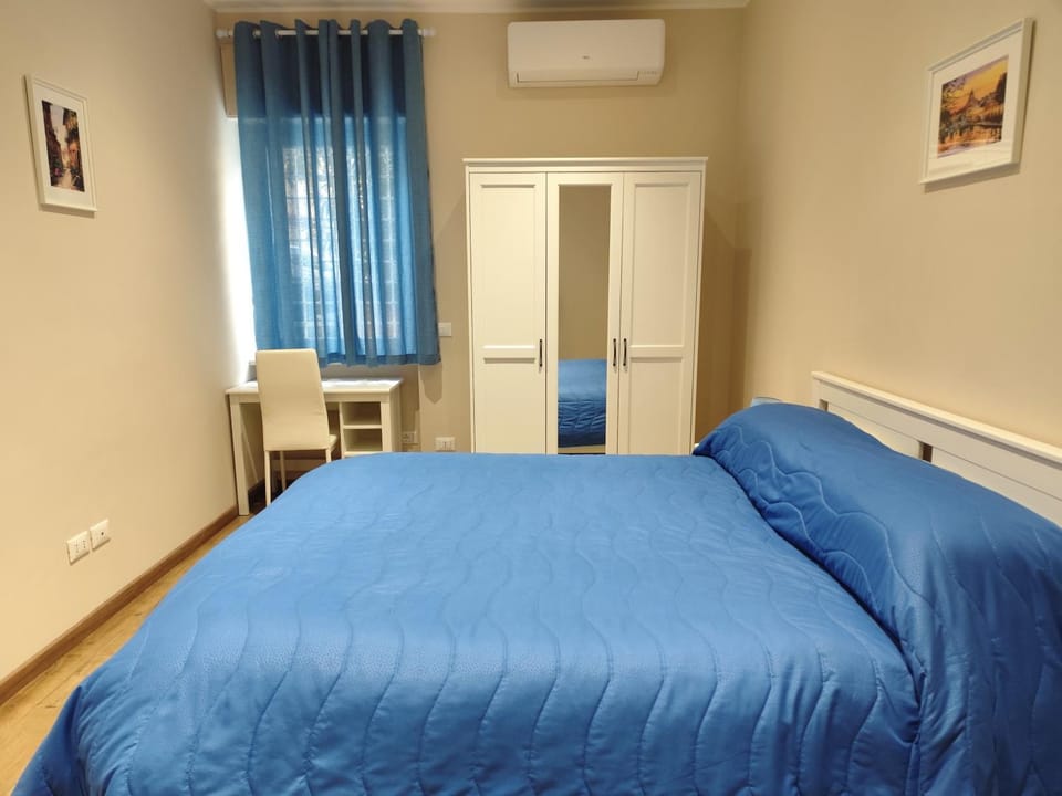 Bed, Photo of the whole room, Seating area, Bedroom, wardrobe, air conditioner