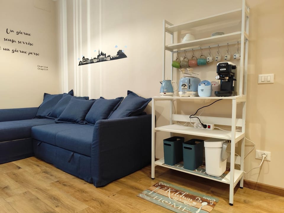 Coffee/tea facilities, Kitchen or kitchenette, Living room