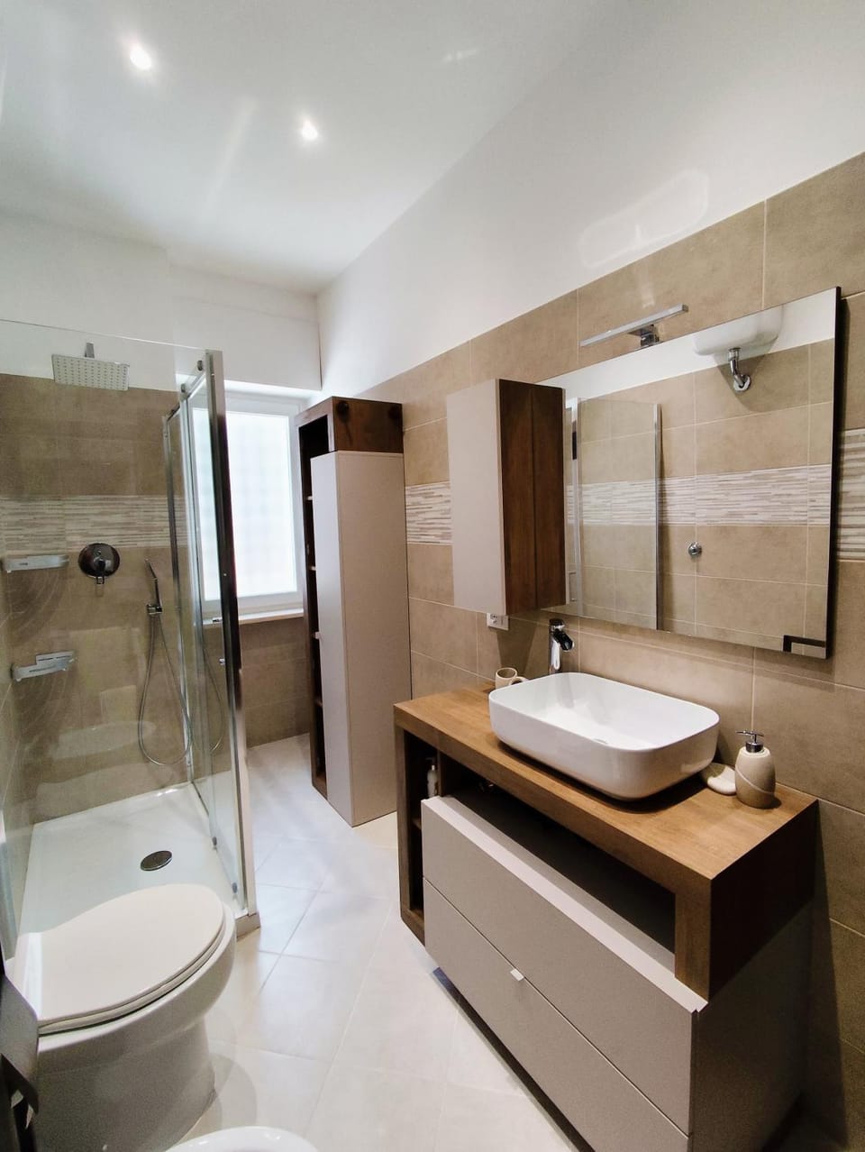 Shower, Toilet, Bathroom, towels