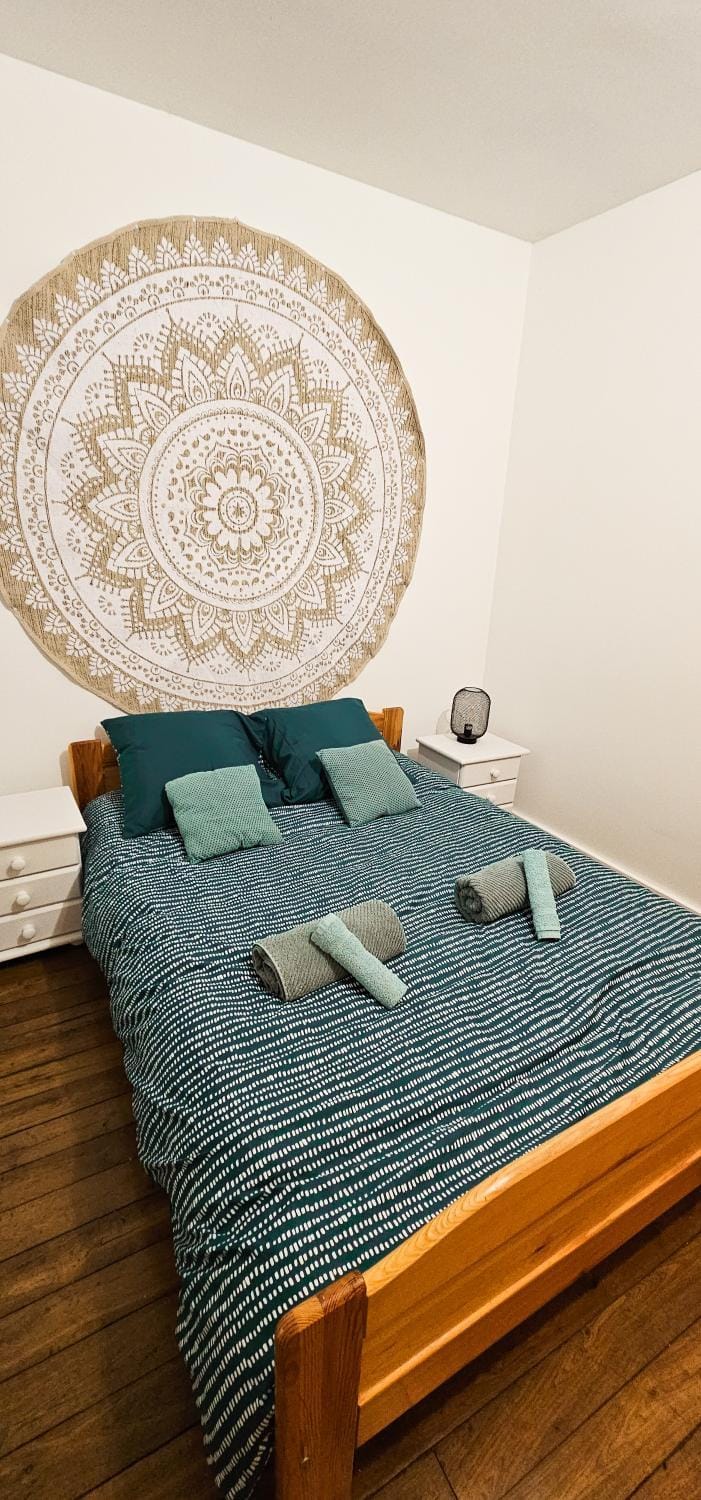 Bed, Bedroom, towels