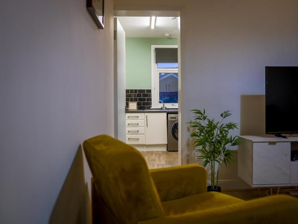 London 4 Bed Contractor Base with Pool Table House in London