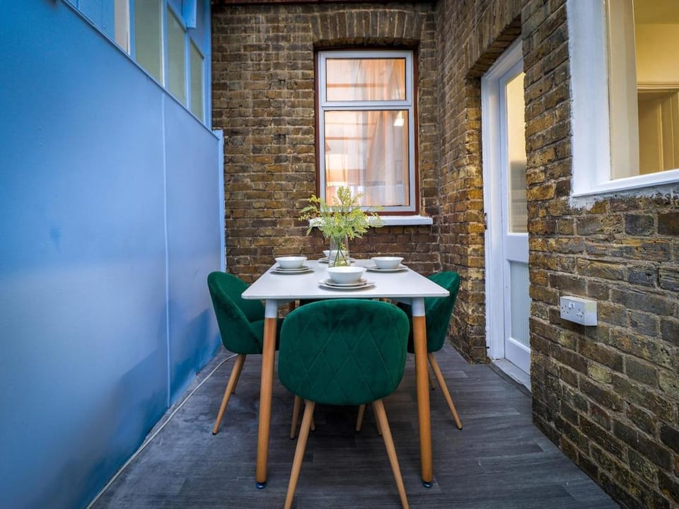 London 4 Bed Contractor Base with Pool Table House in London