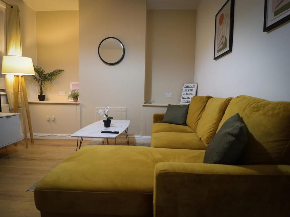 London 4 Bed Contractor Base with Pool Table House in London