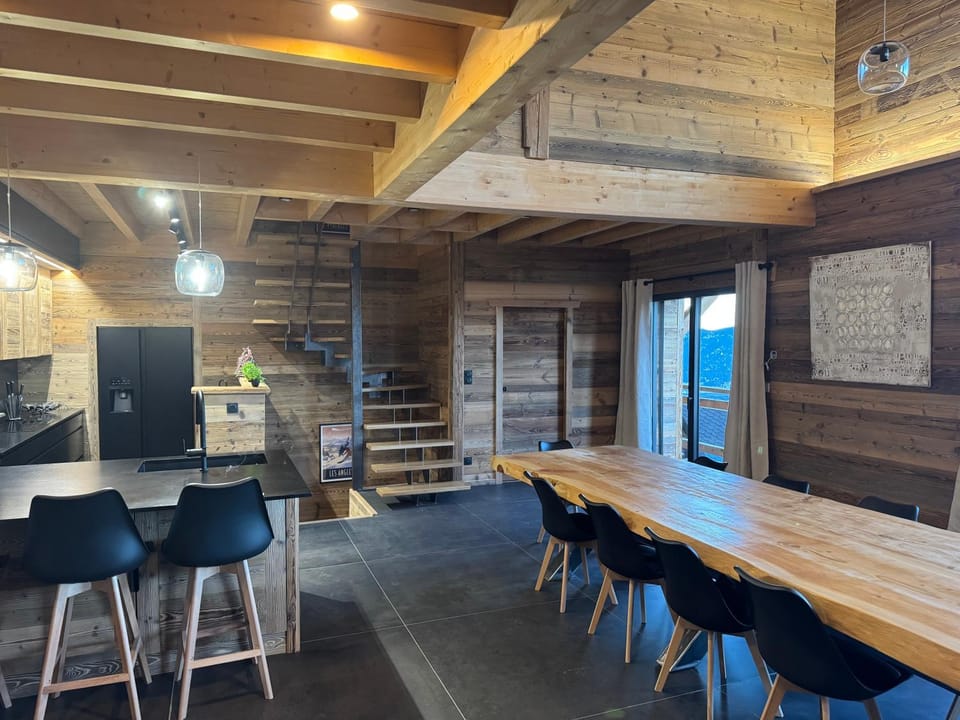 Kitchen or kitchenette, Dining area