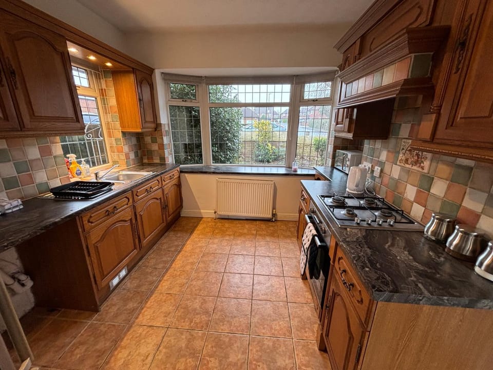 Kitchen or kitchenette, minibar, stove