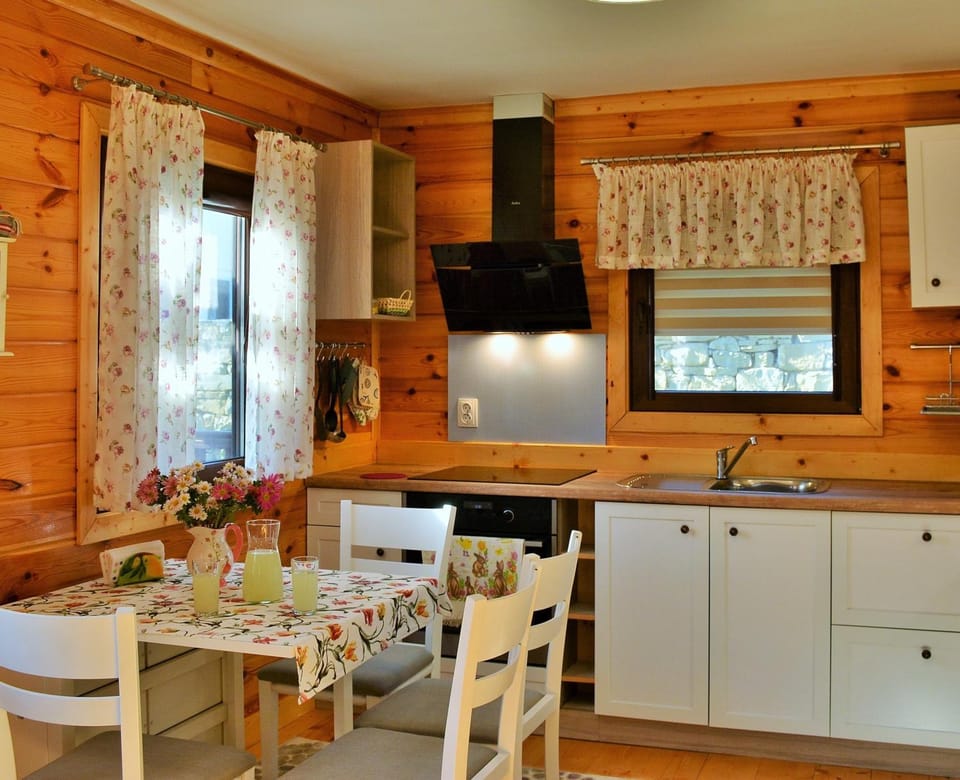 Kitchen or kitchenette, Dining area, stove