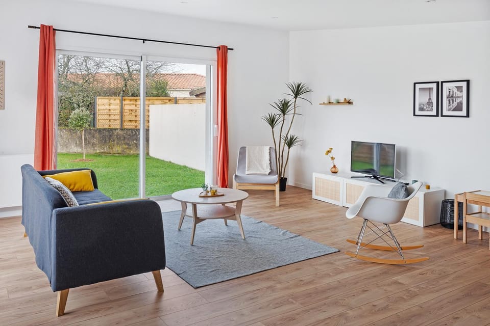 Communal lounge/ TV room, TV and multimedia, Living room, Seating area, Garden view