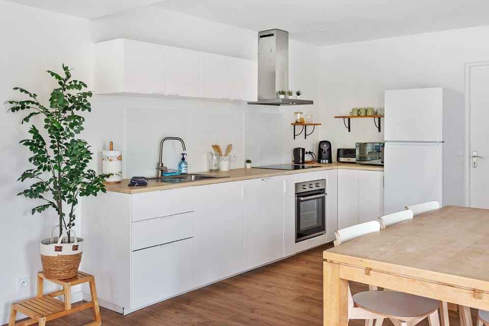 Coffee/tea facilities, Kitchen or kitchenette, Dining area, dishwasher, oven, stove, toaster