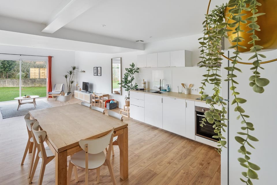 Kitchen or kitchenette, Living room, Seating area, Dining area