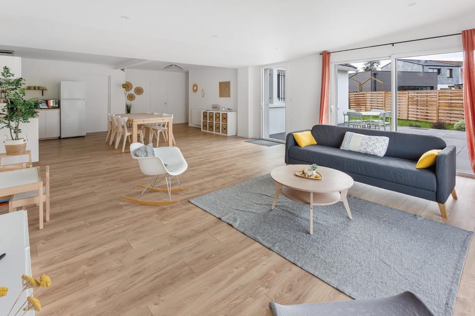 Kitchen or kitchenette, Living room, Seating area, Dining area