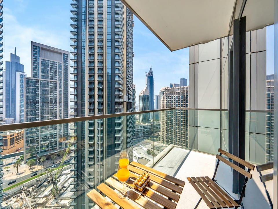 Property building, Patio, Day, View (from property/room), Balcony/Terrace, Living room, Seating area, City view