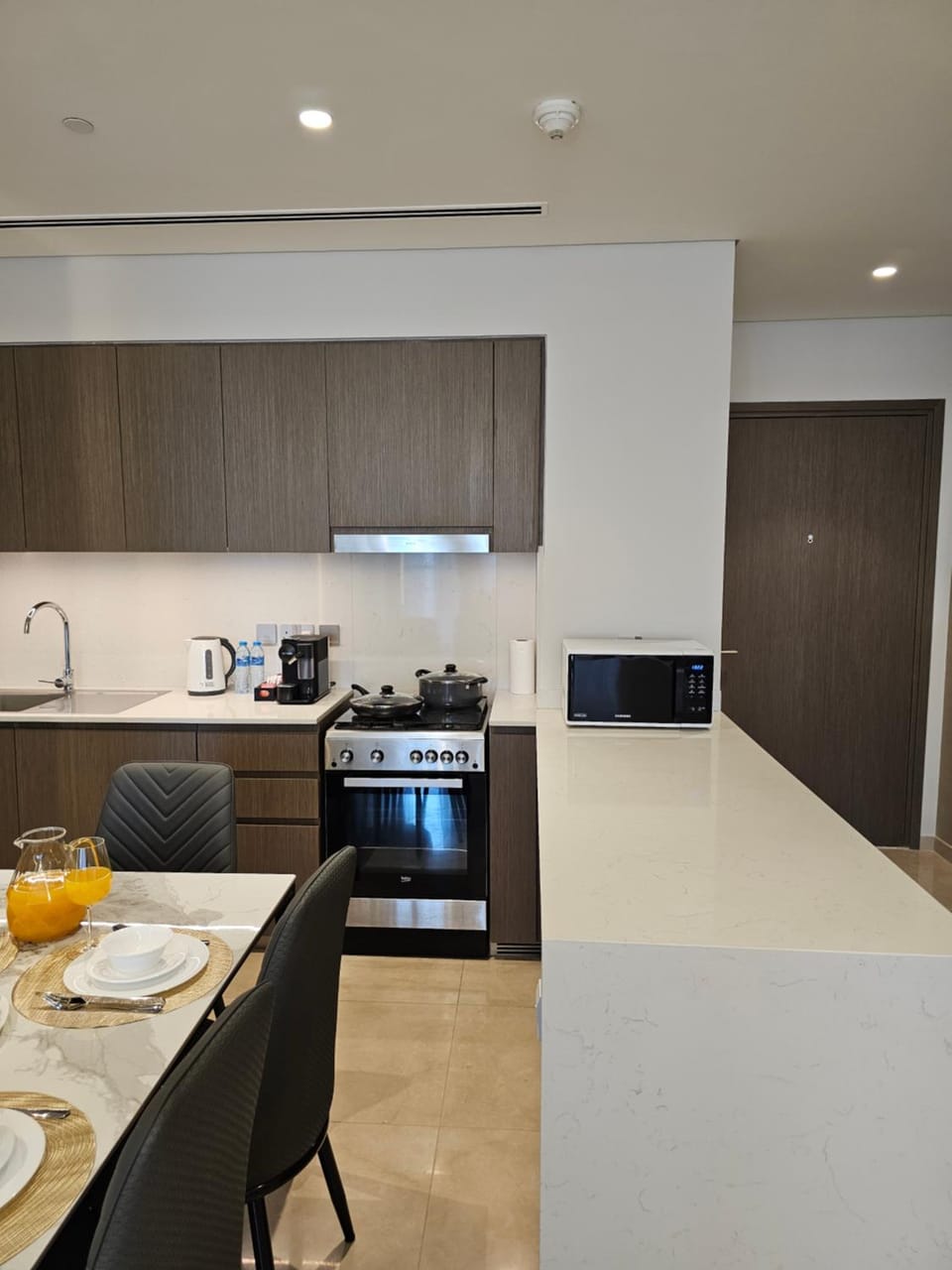 Coffee/tea facilities, Kitchen or kitchenette, Dining area, minibar, oven, stove