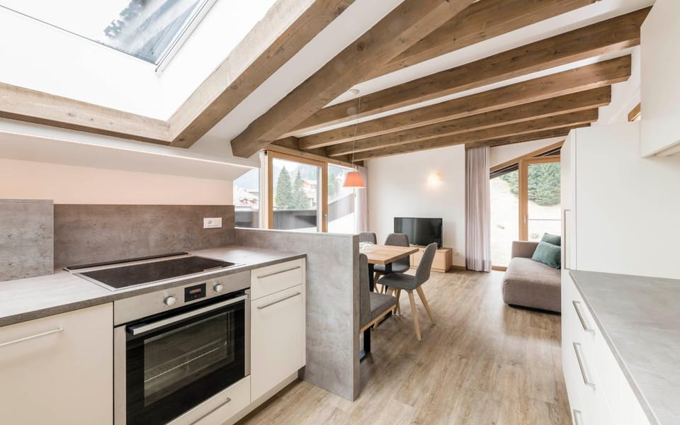 Kitchen or kitchenette, Dining area, stove