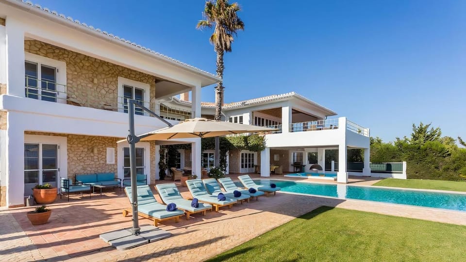 Luxury Villa by the Sea with Ocean Views Villa in Luz