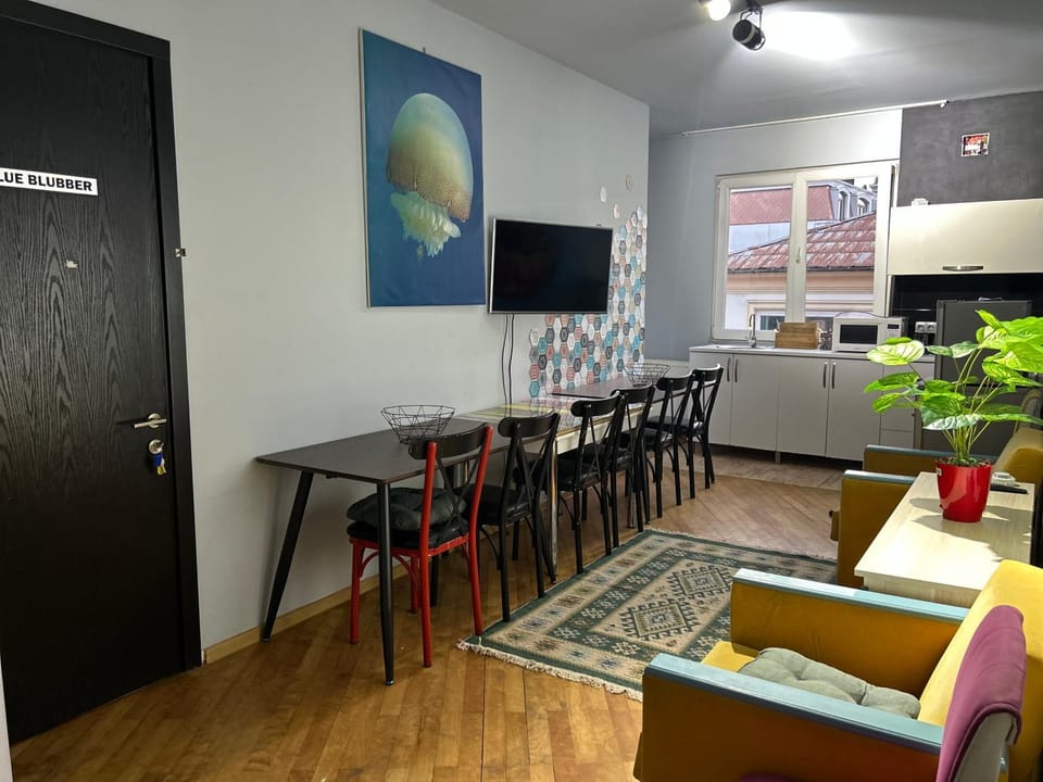 Communal lounge/ TV room, Kitchen or kitchenette, Seating area, Dining area