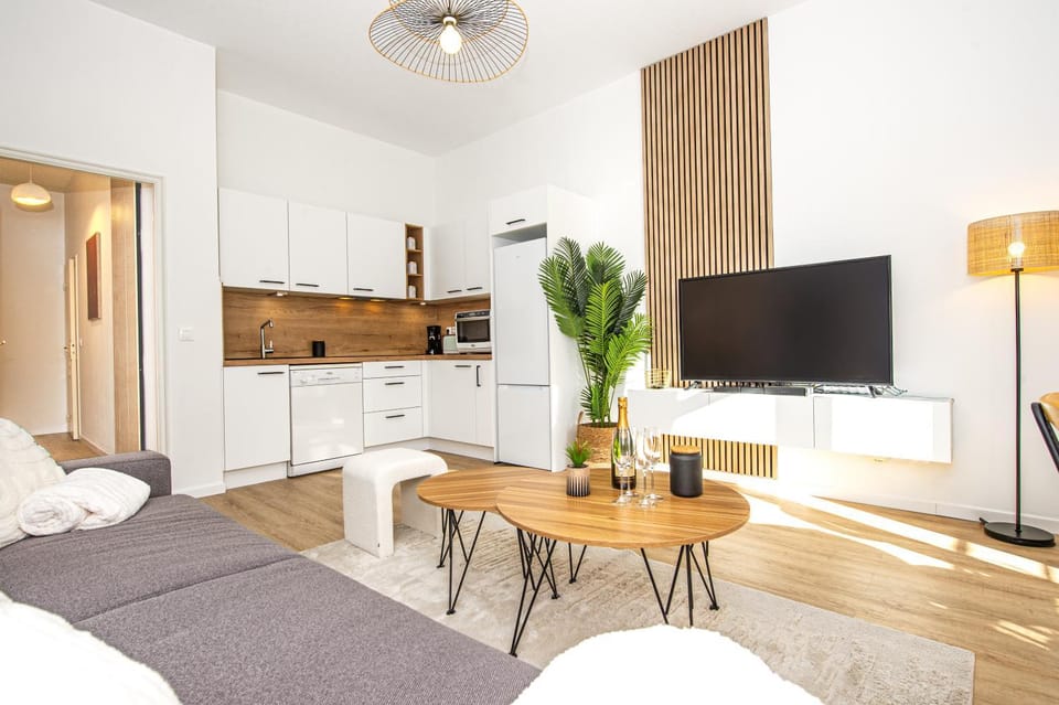 Kitchen or kitchenette, Living room, Dining area, oven