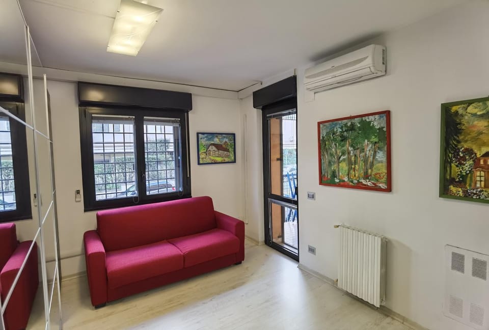 TV and multimedia, Living room, Seating area, internet, air conditioner