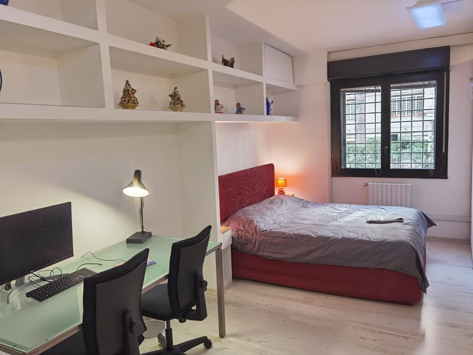 Bed, Seating area, Bedroom