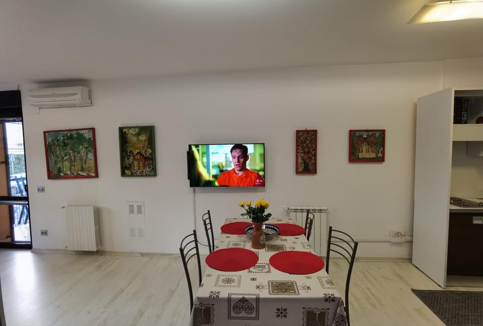 TV and multimedia, Living room, Dining area, air conditioner