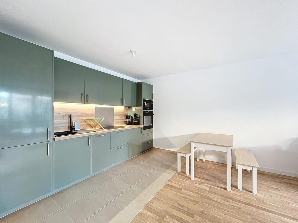 Kitchen or kitchenette, Dining area