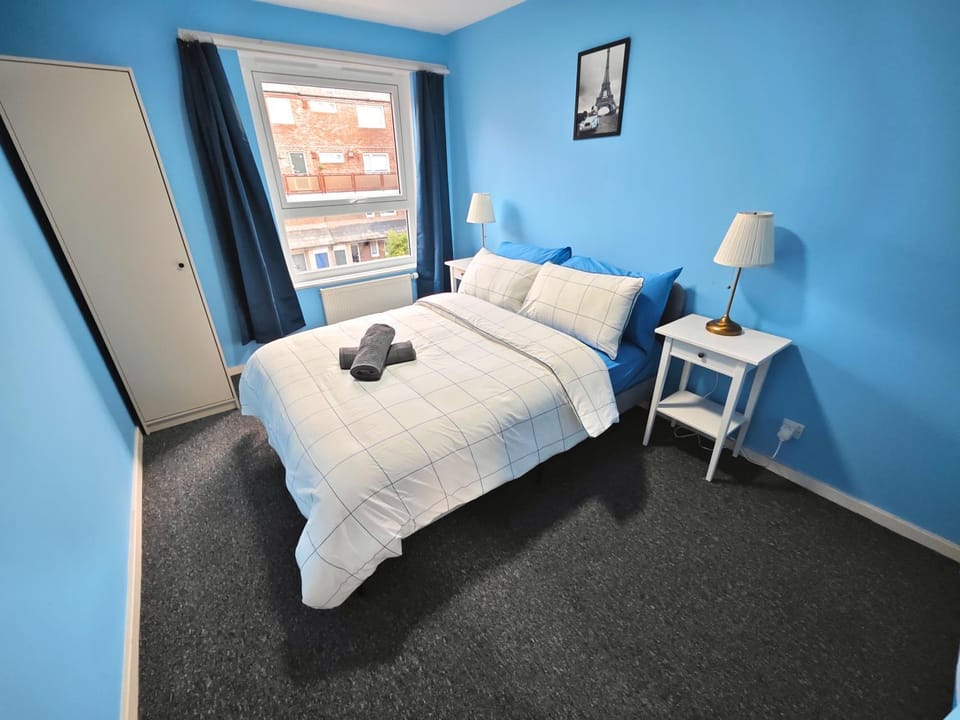 Bed, Photo of the whole room, Bedroom, towels