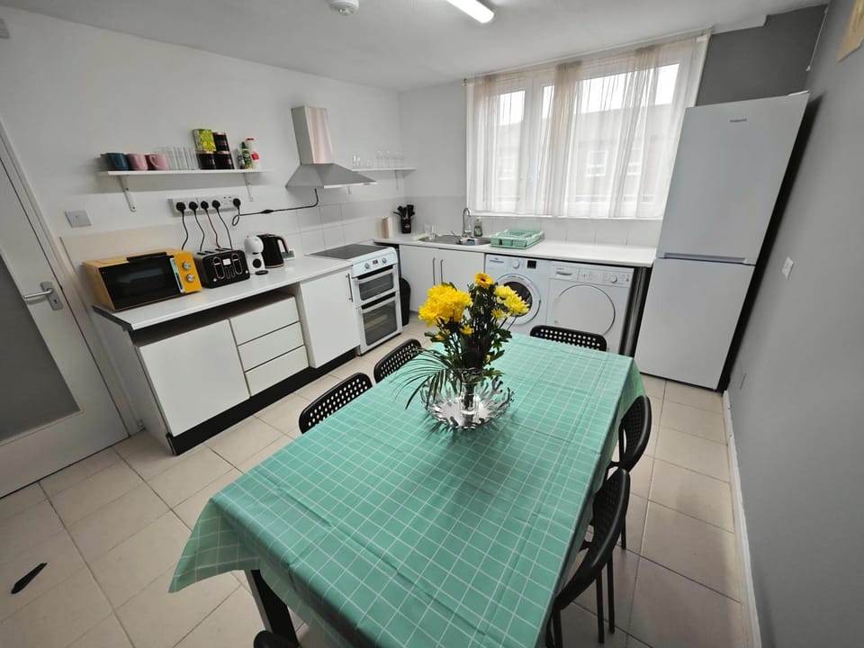 Coffee/tea facilities, Kitchen or kitchenette, Dining area, oven, stove, toaster