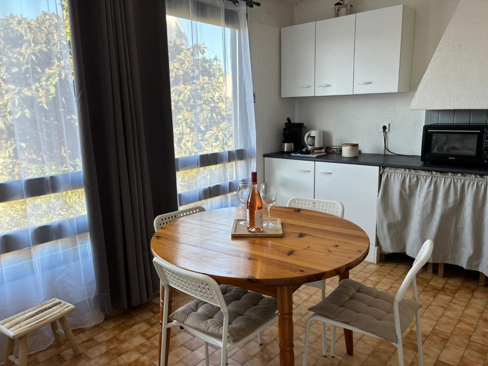 Dining area, Meals