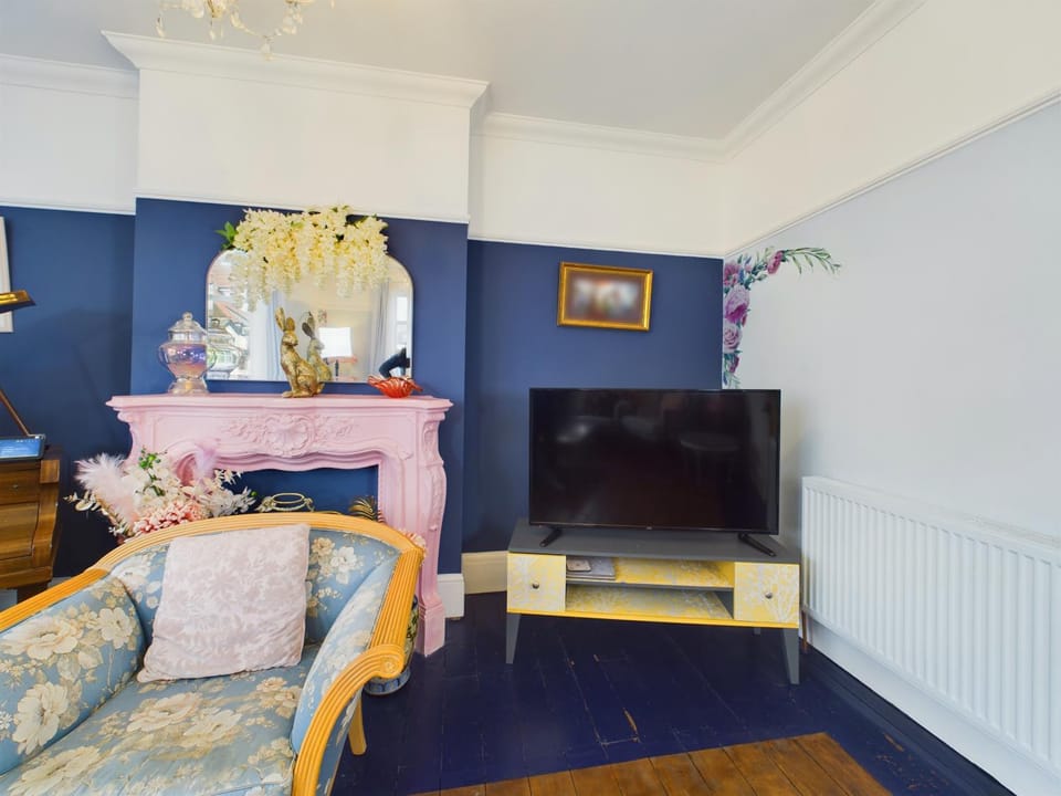 Communal lounge/ TV room, TV and multimedia, Living room, Seating area, Evening entertainment