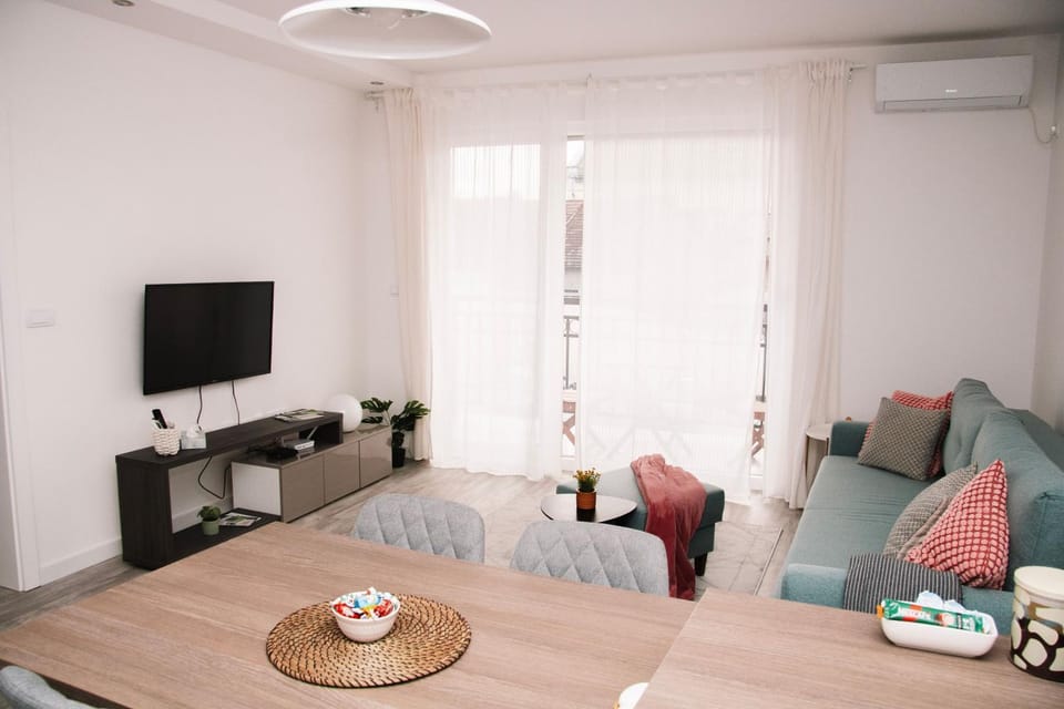 TV and multimedia, Living room, Seating area, Evening entertainment, air conditioner