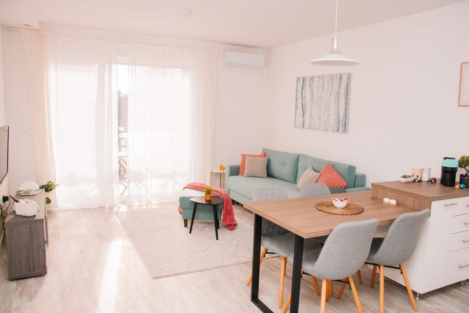 Living room, Seating area, Dining area, air conditioner